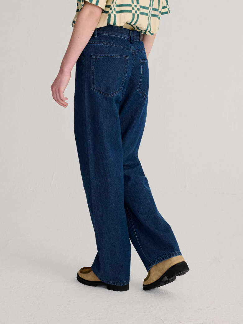 Embroidery washed jeans